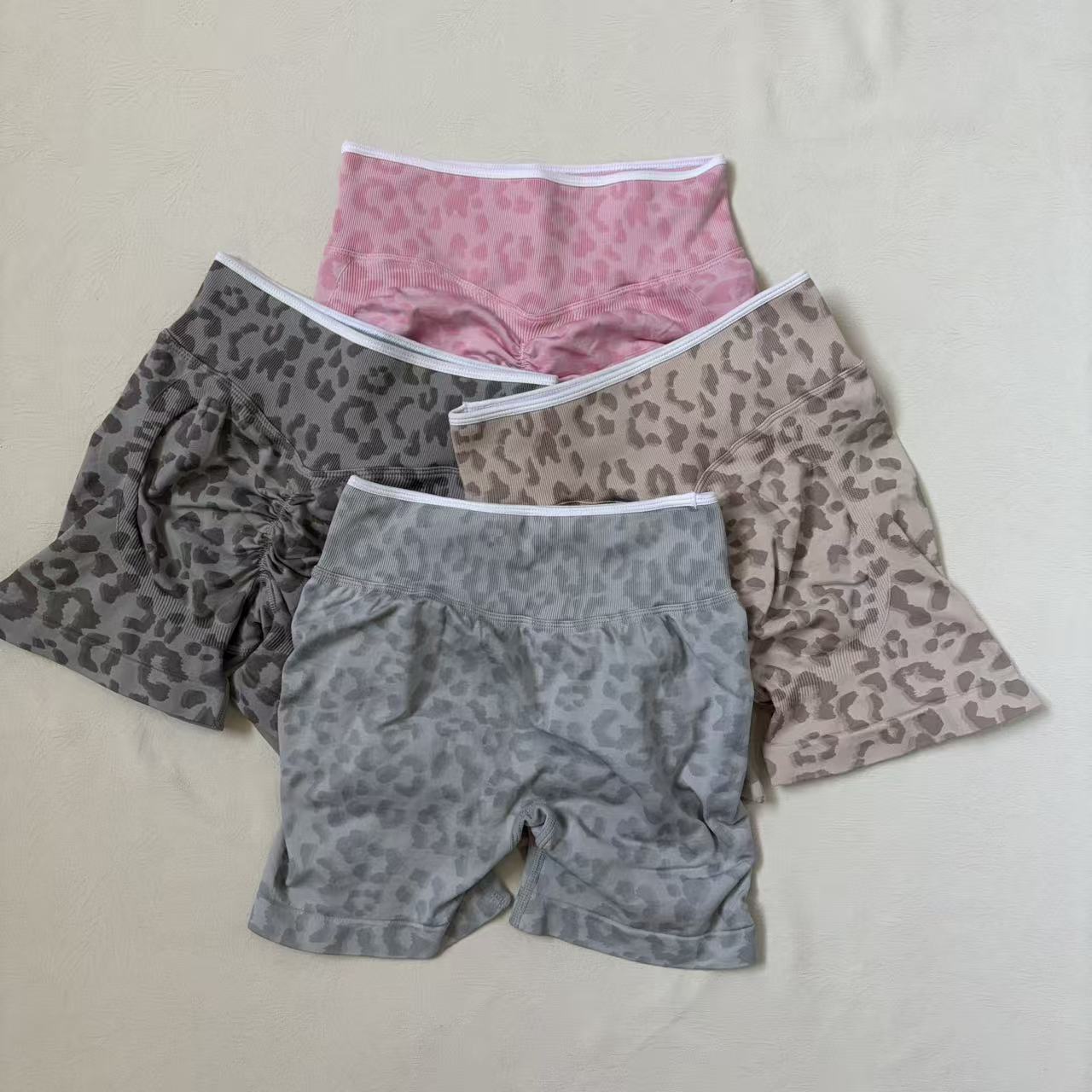 LOGO Pantaloncini da Yoga a Vi - Yoga Fitness Logo Design recensione e prezzo